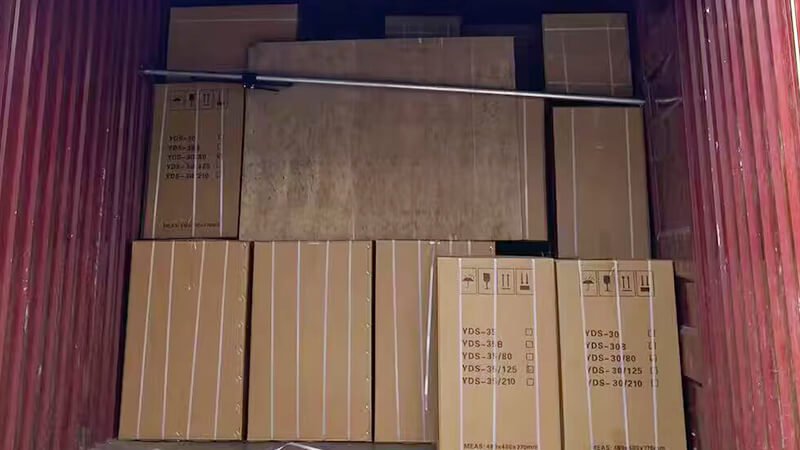 30升35升液氮罐在裝車，發(fā)貨新加坡