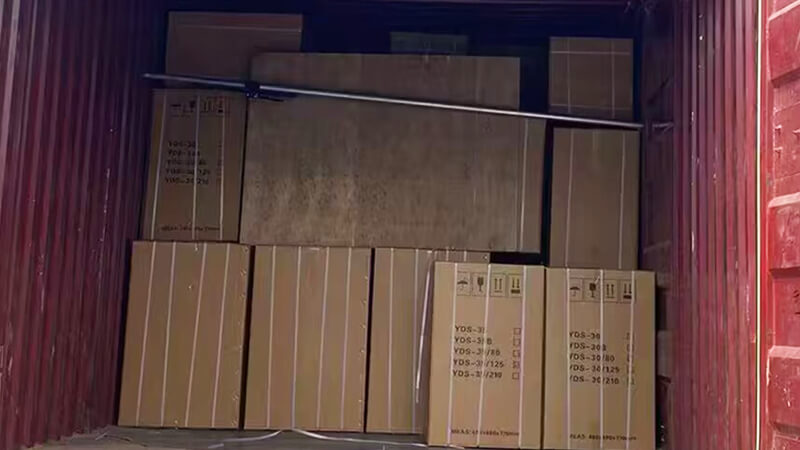 30升35升液氮罐出口裝車，發(fā)往新加坡